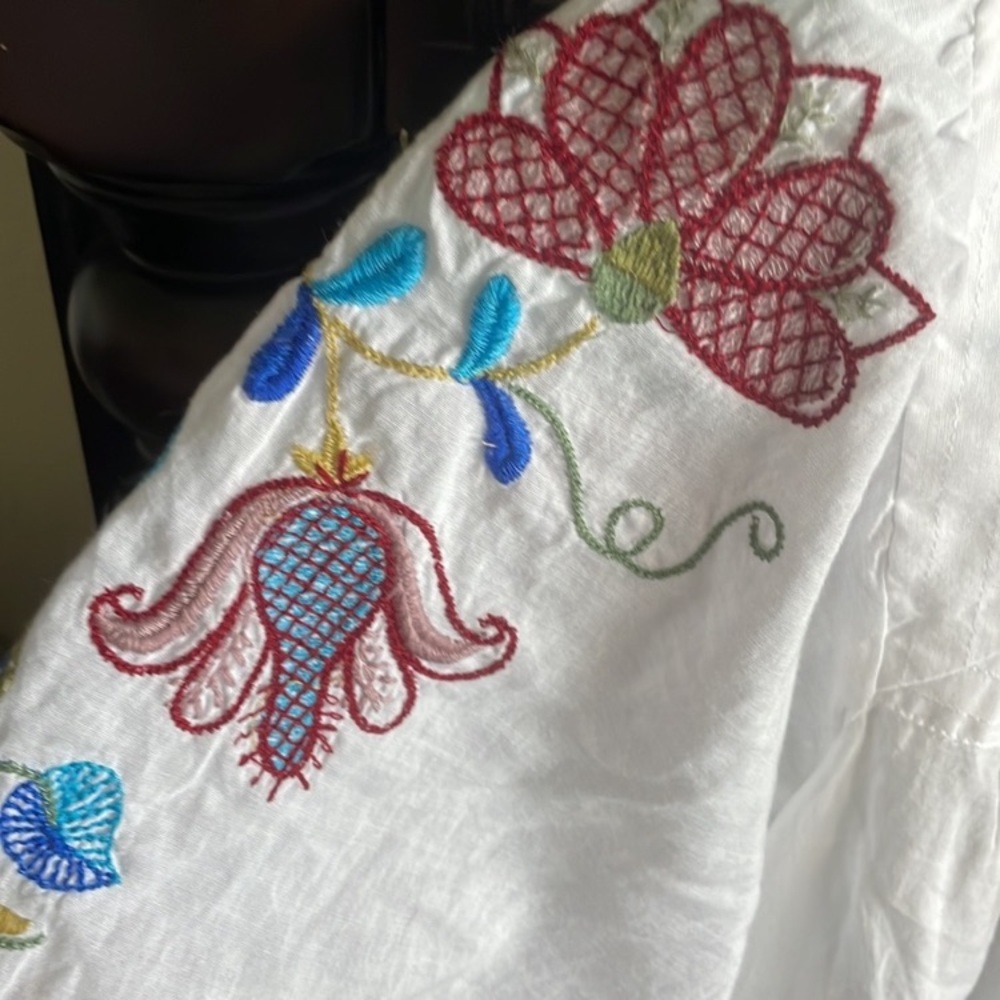 ANTHROPOLOGIE Top Embroidered Floral Colorful Cotton White Red Blue Size Medium - Picture 2 of 5
